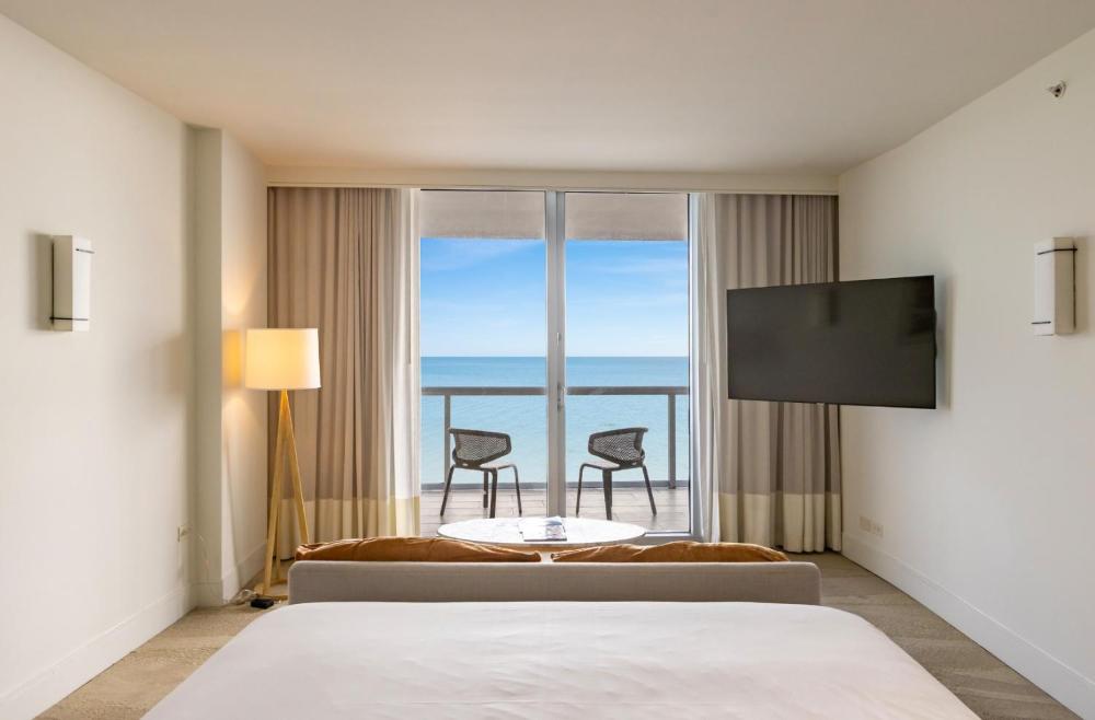 Oceanfront Junior Suite King with Balcony Accessible interior
