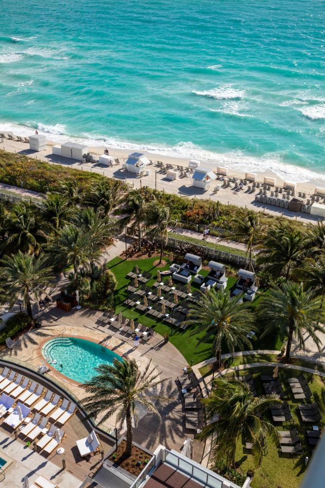 Oceanfront Junior Suite King with Balcony interior
